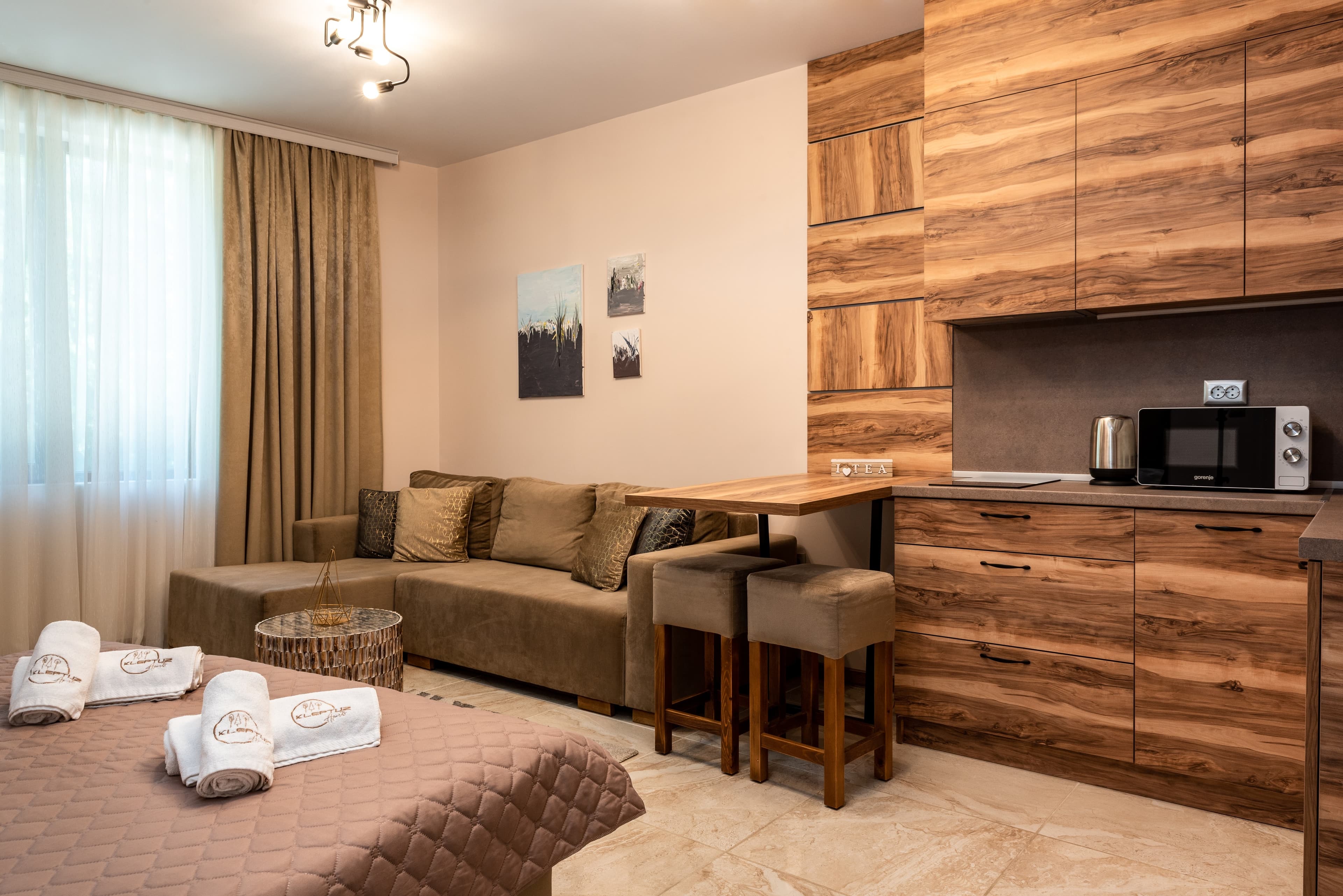 Studio with kitchenette and seating at Kleptuz Aparts